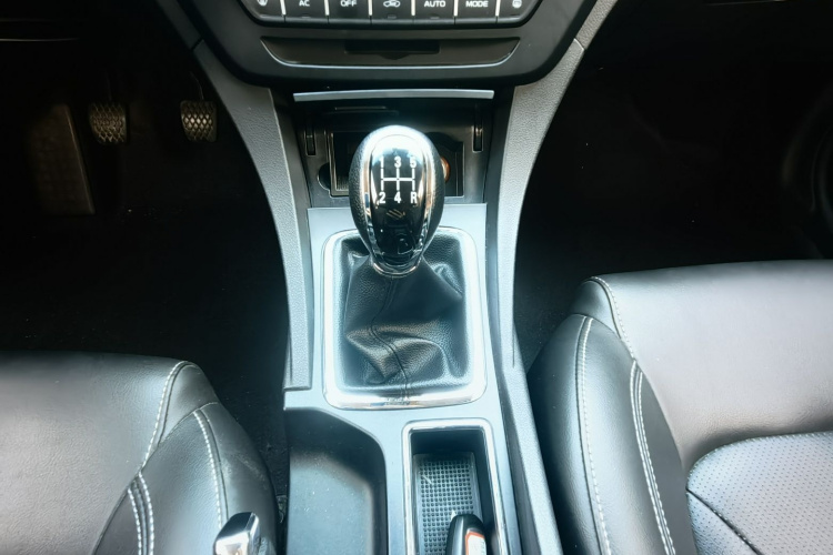 吉利汽车 帝豪 2017款 三厢百万款 1.5L 手动向上版局部细节18