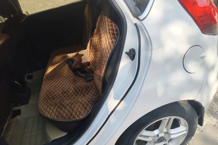 福特 嘉年华 2013款 两厢 1.5L 手动风尚型中控内饰21