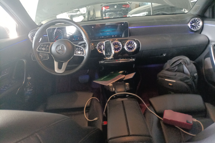 奔驰A级 2020款 改款 A 180 L 运动轿车特殊配置中控内饰7002