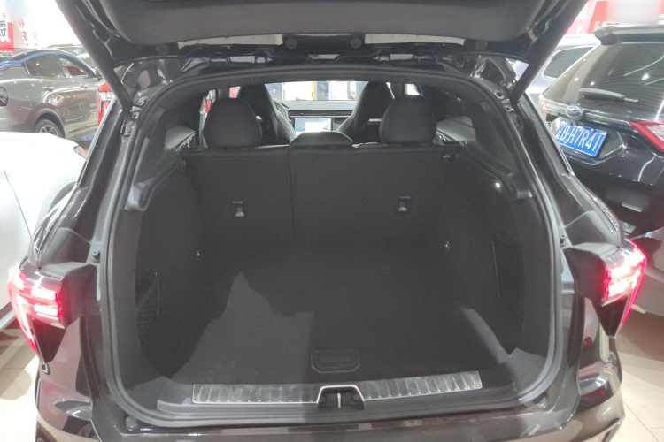 领克01 2023款 2.0TD 四驱暗夜版机舱底盘23