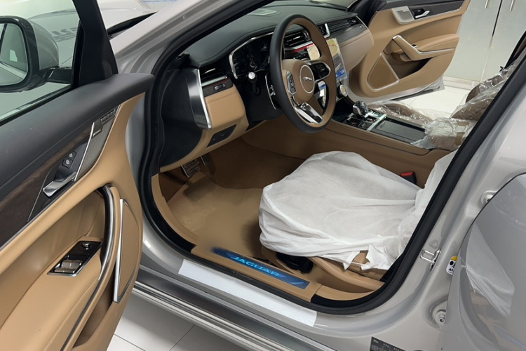 捷豹XFL 2025款 2.0T P250 两驱尊享豪华版中控内饰7002