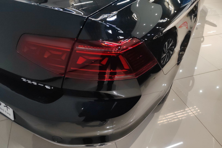 大众 迈腾 2023款 200万辆纪念版 330TSI DSG豪华型车身外观9