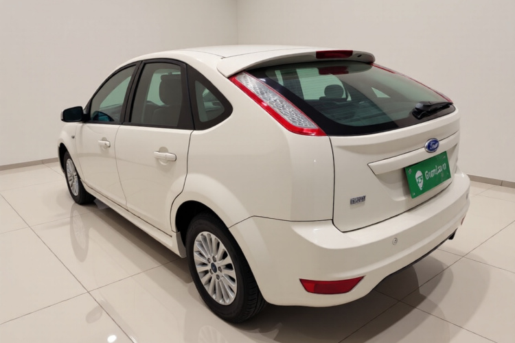 福特 福克斯 2013款 两厢经典 1.8L 自动时尚型车身外观5