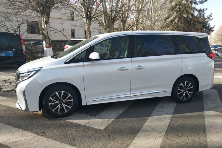 广汽传祺 传祺M8 2023款 领秀系列 390T 尊享版车身外观4