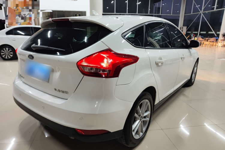 福特 福克斯 2017款 两厢 1.6L 自动风尚型智行版车身外观7