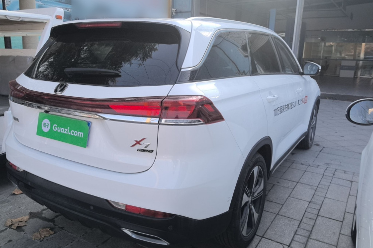 长安X7 PLUS 2024款 1.5T 自动尊耀型 7座车身外观7