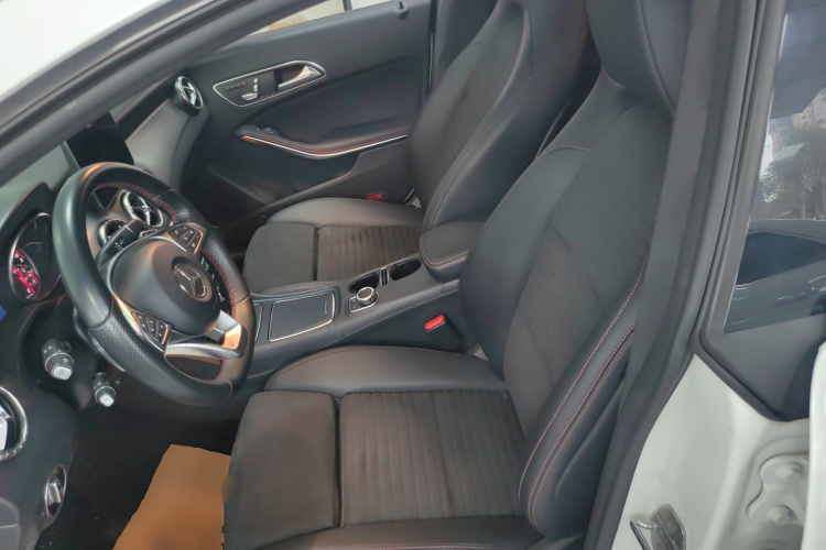 奔驰CLA 2018款 CLA 220 4MATIC中控内饰19