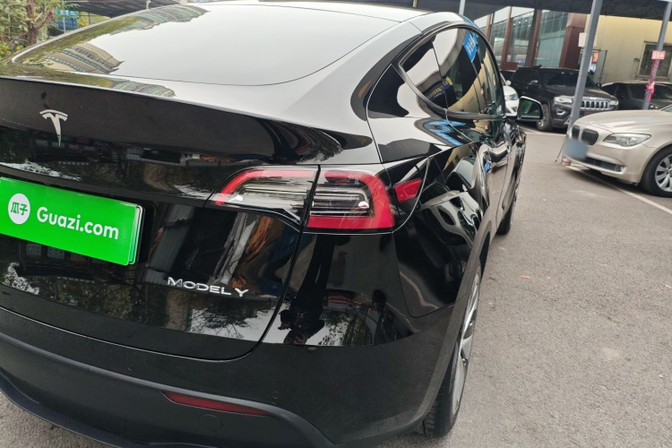 特斯拉 Model Y 2022款 后轮驱动版车身外观9
