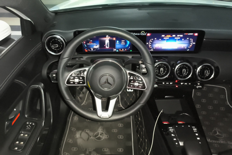 奔驰A级 2021款 A 200 L 运动轿车动感型局部细节13