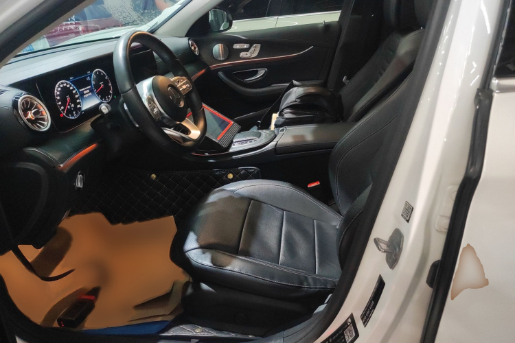 奔驰E级 2019款 改款 E 300 L 运动豪华型局部细节19