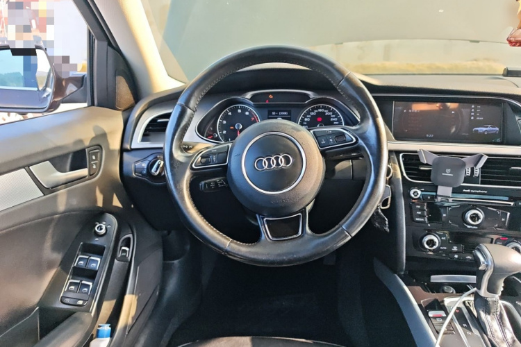 奥迪A4L 2015款 35 TFSI 自动标准型中控内饰13