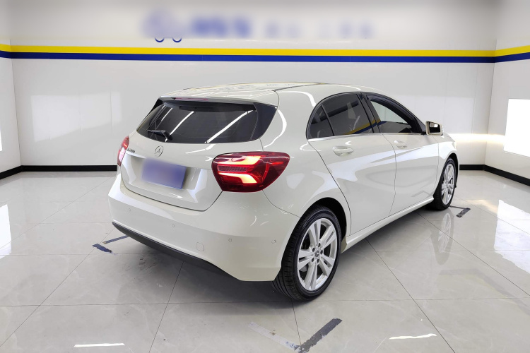 奔驰A级(进口) 2018款 A 200 动感型车身外观7