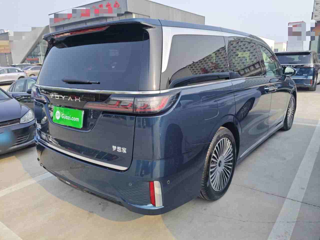 车辆右后45度外观实拍