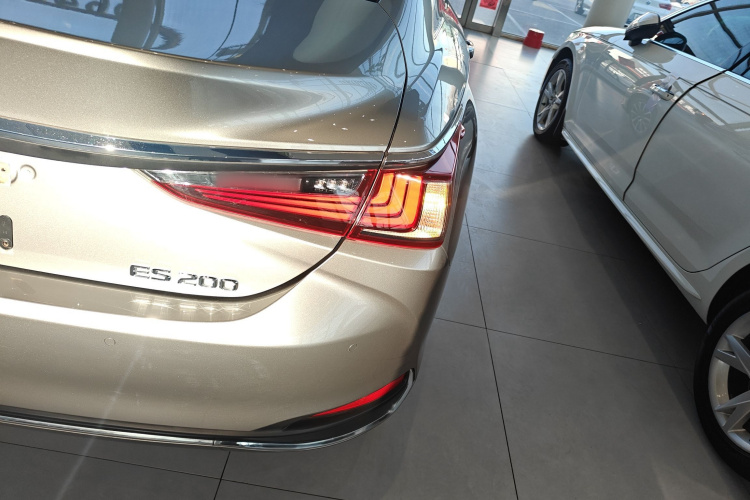 雷克萨斯ES 2023款 200 卓越版车身外观9