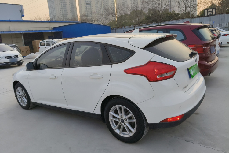 福特 福克斯 2018款 两厢经典 1.6L 自动风尚型智行版车身外观4