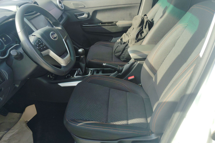 SWM斯威汽车 SWM斯威X3 2020款 1.5L 手动超值型 7座中控内饰19