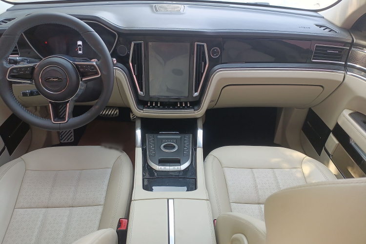 众泰T700 2017款 1.8T 双离合尊贵型中控内饰7004