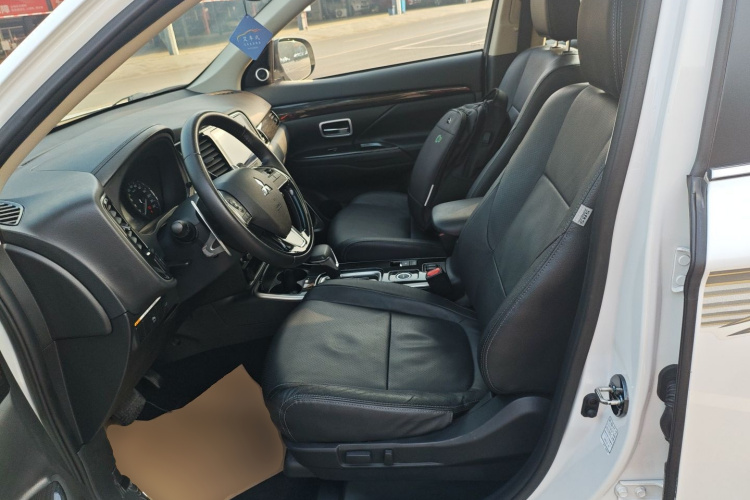 三菱 欧蓝德 2018款 2.4L 四驱豪华版 7座中控内饰19