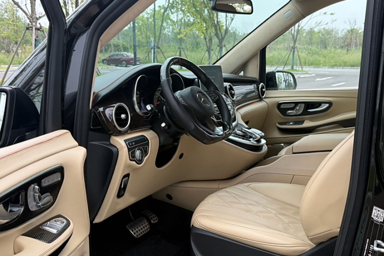 奔驰V级 2018款 V 260 L 尊贵加长版 国VI中控内饰7006