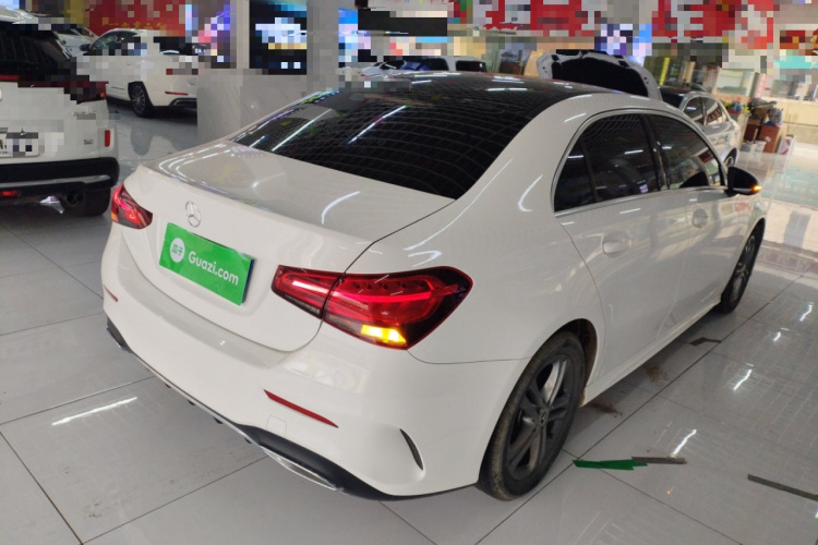 奔驰A级 2022款 A 180 L 运动轿车车身外观7