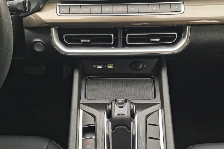 长城 炮 2024款 2.4T商用版自动柴油两驱精英型中控内饰7003