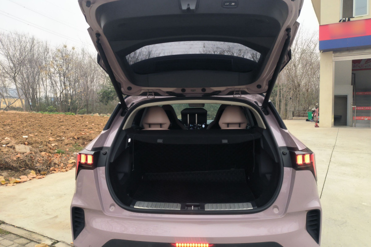 领克06 2021款 1.5T Shero粉色特别版机舱底盘23