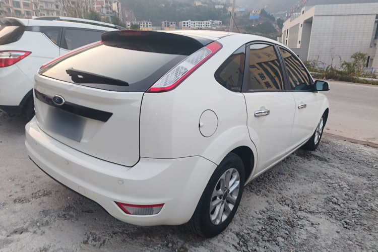 福特 福克斯 2013款 两厢经典 1.8L 手动基本型车身外观7