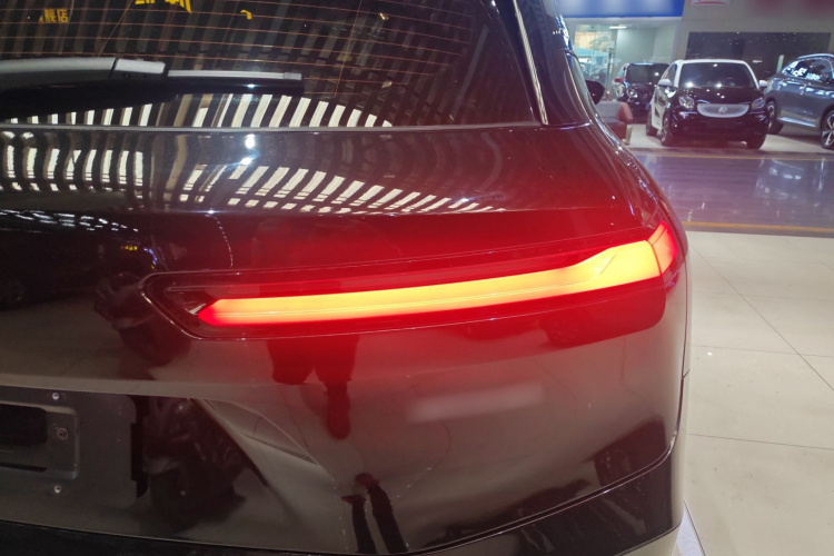 宝马iX 2023款 改款 xDrive40车身外观9