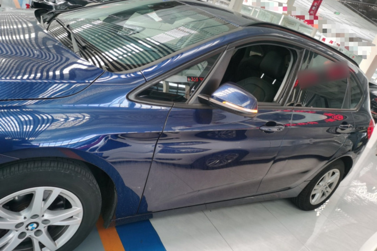 宝马2系旅行车 2016款 218i 领先型车身外观4