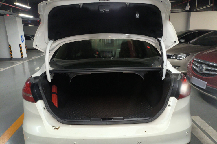 福特 福克斯 2015款 三厢 1.6L 自动风尚型机舱底盘23