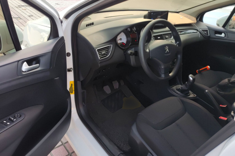 标致308 2014款 乐享版 经典 1.6L 手动优尚型中控内饰20