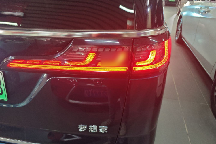 岚图汽车 岚图梦想家 2025款 PHEV 四驱尊贵鲲鹏版车身外观9