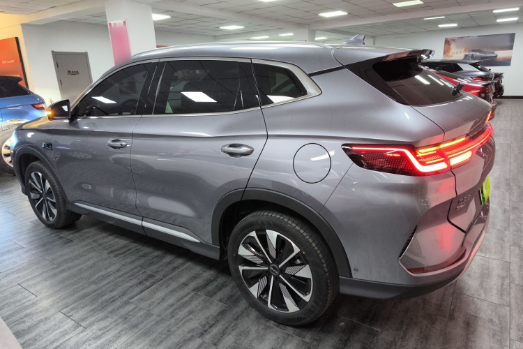 比亚迪 宋PLUS新能源 2025款 DM-i 智驾版 112KM 尊荣型车身外观4