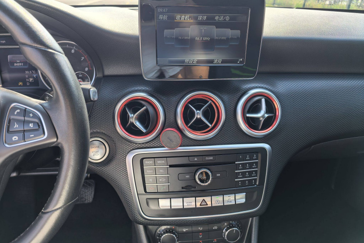 奔驰A级(进口) 2017款 改款 A 200 动感型中控内饰7003