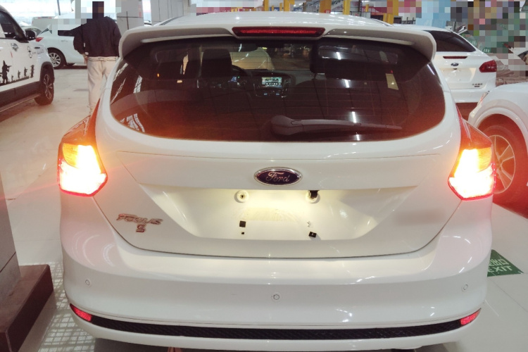 福特 福克斯 2012款 两厢 2.0L 自动豪华运动型车身外观6004