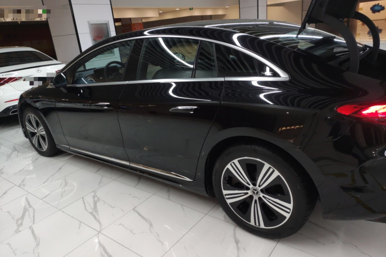 奔驰EQE 2022款 350 豪华版车身外观4