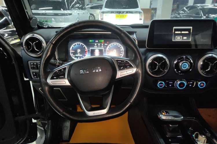 北京BJ40 2020款 2.0T 自动四驱城市猎人版至尊型中控内饰13