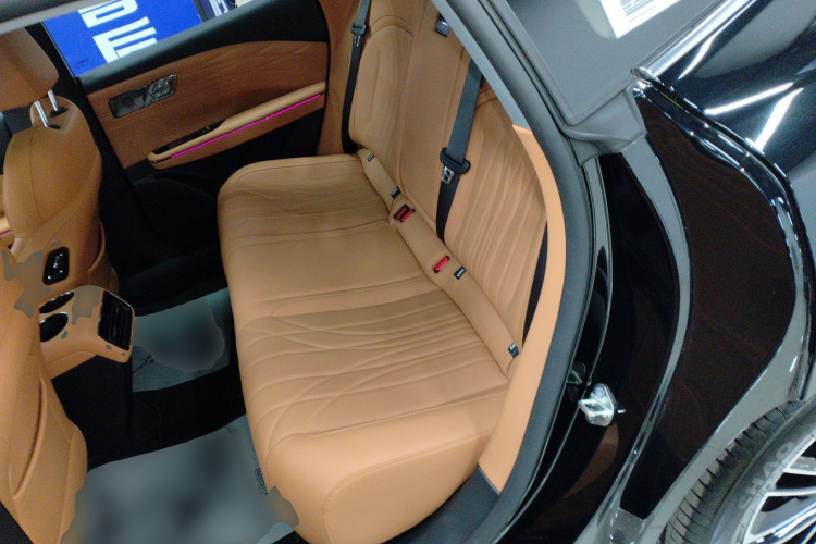 吉利银河 银河星耀8 2025款 130km EM-i 尊贵版中控内饰7004