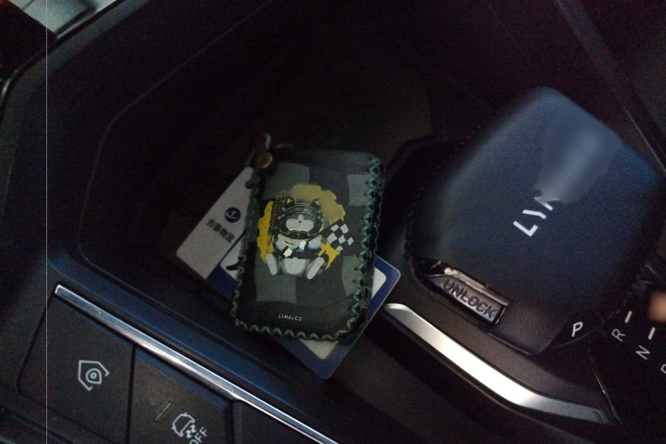 领克06 EM-P 2022款 PHEV 84KM续航版 Pro中控内饰7001