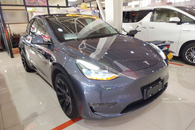 特斯拉 Model Y 2021款 长续航全轮驱动版车身外观3