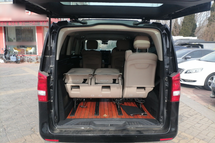 奔驰 威霆 2021款 2.0T 精英版 7座机舱底盘23