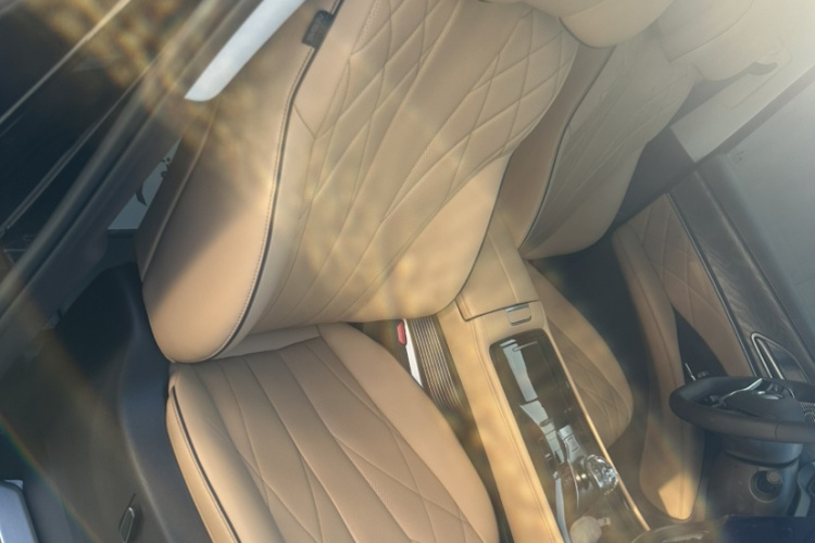 腾势D9 2024款 DM-i 980 四驱尊贵型中控内饰7010