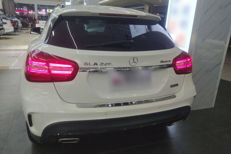 奔驰GLA 2018款 GLA 220 4MATIC 运动型车身外观6