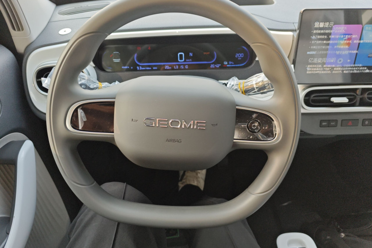 吉利银河 2025款 210km 熊猫卡丁中控内饰13