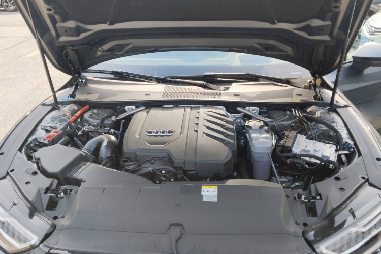 奥迪A7 2024款 45 TFSI 臻选型机舱底盘24