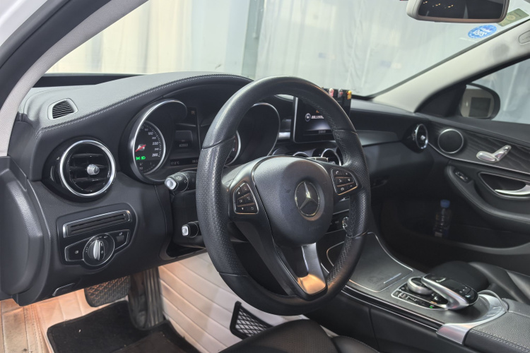 奔驰C级 2017款 改款 C 180 L 时尚型运动版中控内饰7010