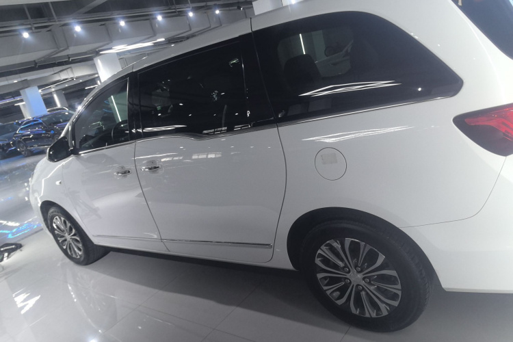 别克GL8 2021款 陆上公务舱 652T 豪华型车身外观4