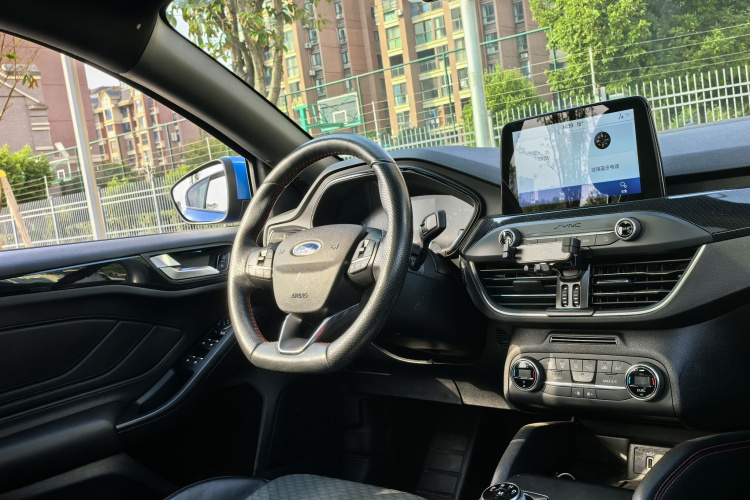 福特 福克斯 2020款 三厢 EcoBoost 180 自动ST Line中控内饰7012