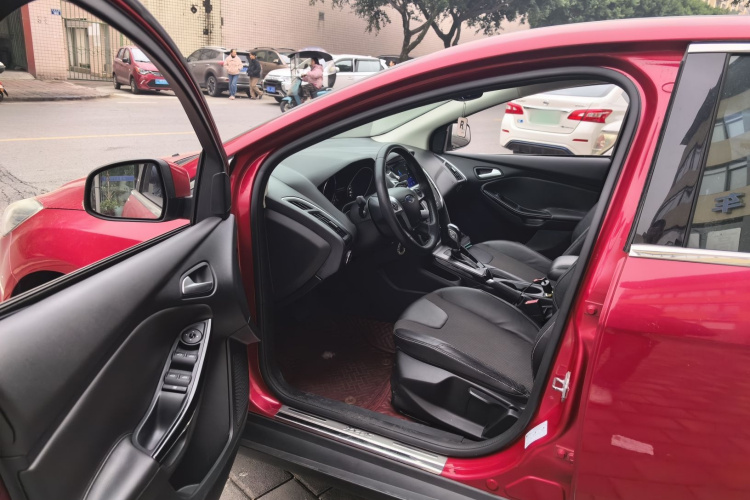 福特 福克斯 2012款 三厢 1.6L 自动风尚型中控内饰20