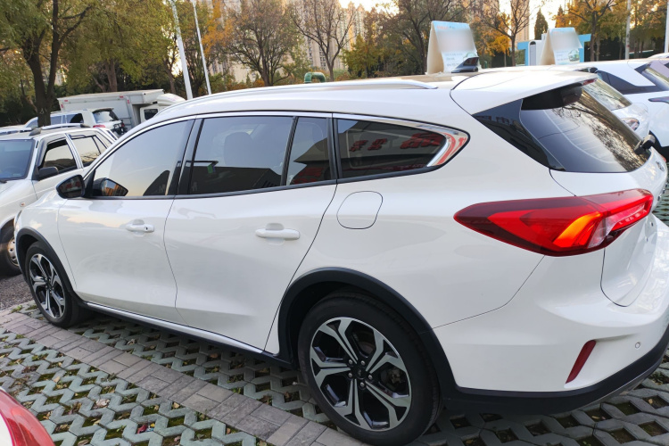 福特 福克斯 2021款 猎装版 EcoBoost 180 自动猎潮型车身外观4